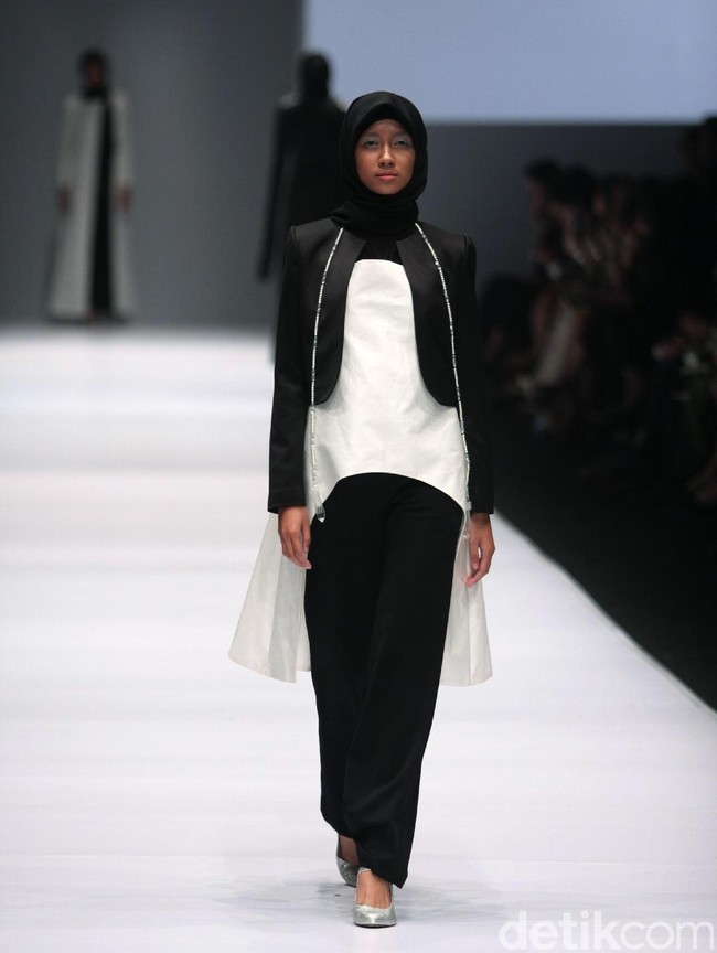Koleksi Brand Jenahara Black Label mengusung tema Ignis Fatuus di Jakarta Fashion Week 2017. Senayan City. Jakarta [Foto: Mohammad Abduh/Wolipop]
