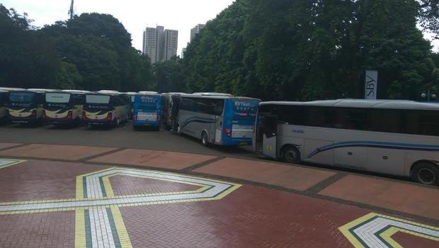 Bus-bus Damri disiapkan untuk pulangkan peserta aksi.