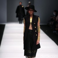 Koleksi Ivan Gunawan mengangkat tema Manggali di Jakarta Fashion Week 2017. Senayan City. Jakarta. [Foto: Mohammad Abduh/Wolipop]