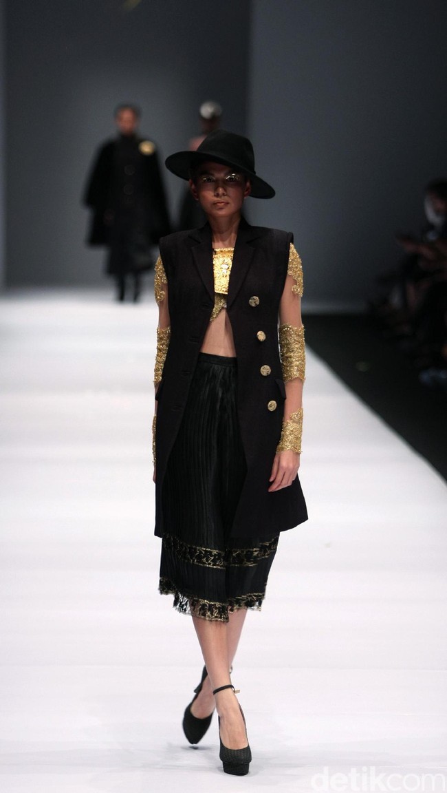 Koleksi Ivan Gunawan mengangkat tema Manggali di Jakarta Fashion Week 2017. Senayan City. Jakarta. [Foto: Mohammad Abduh/Wolipop]