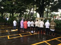 Saat Massa Aksi 2 Desember Salat Jumat dengan Berpayung dan Berjas Hujan