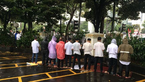 Jemaah salat Jumat di halaman gedung ESDM.