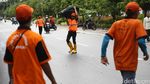 Pasukan Oranye Bersihkan Sampah di Kawasan Monas