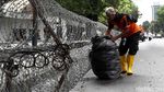 Pasukan Oranye Bersihkan Sampah di Kawasan Monas