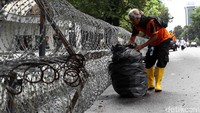 Kawat berduri di sejumlah objek vital masih terpasang.