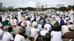 Massa Aksi 2 Desember Khusyuk Berzikir
