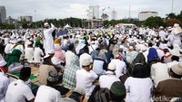 Lautan massa aksi 2 Desember melantunkan zikir.