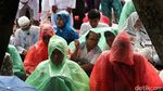 Momen Khusyuk Massa Salat Jumat Berjas Hujan