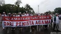  Massa meninggalkan Monas sambil membentangkan spanduk Selamatkan Pancasila Dari Penistaan Agama.