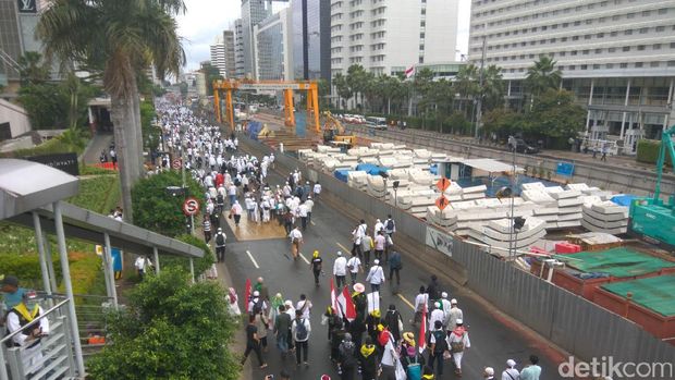  Diguyur Gerimis, Massa dari HI Terus <i>Longmarch</i> ke Monas