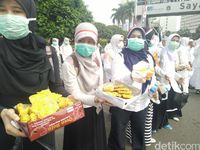Bawa Sapu Lidi, Massa Aksi Bersih-bersih dari Bundaran HI ke Monas