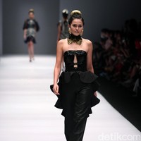 Koleksi Ivan Gunawan mengangkat tema Manggali di Jakarta Fashion Week 2017. Senayan City. Jakarta. [Foto: Mohammad Abduh/Wolipop]