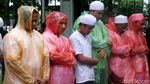 Momen Khusyuk Massa Salat Jumat Berjas Hujan