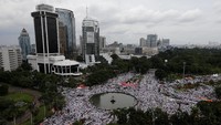 Kawasan patung kuda saat dipadati massa aksi damai 2 Desember. REUTERS/Beawiharta.
