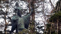 Foto: Selain bisa beribadah, di Kuil Hokkaido Jingu ini traveler juga bisa melihat Patung Yoshitake Shima. Dialah utusan Kaisar Jepang yang datang dan membangun Kota Sapporo di tahun 1866. Bisa dibilang, Yoshitake Shima adalah Bapak-nya Kota Sapporo  (Aryo/detikTravel)