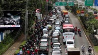 Sejumlah pengendara sepeda motor menerobos jalur TransJakarta untuk menghindari macet.