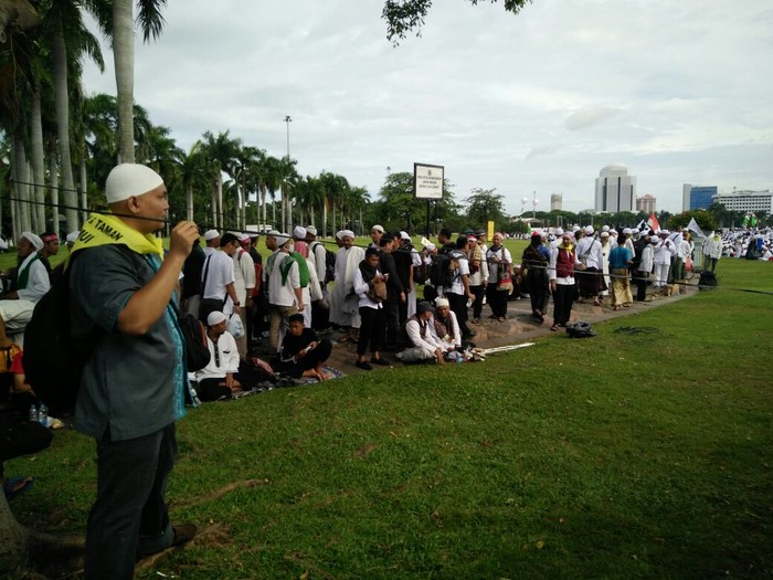 Ada Pasukan Bersyal Kuning yang Khusus Jaga Rumput Monas Tak Diinjak