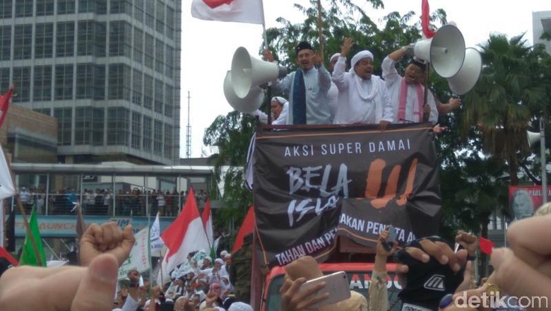 Komunitas Tionghoa Nobatkan Habib Rizieq Sebagai Man of The Year Komunitas Tionghoa Nobatkan Habib Rizieq Sebagai Man of The Year