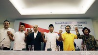 Para pimpinan Aliansi Kebangsaan Indonesia berjabat tangan usai menggelar konfrensi pers.