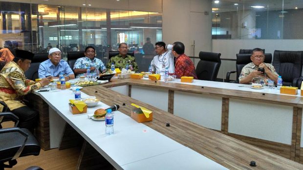 Sumarsono memantau aksi damai lewat CCTV.