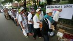 Warga Bagikan Logistik Untuk Massa Aksi Damai 2 Desember