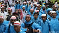 Massa aksi damai 2 Desember meninggalkan Monas.
