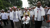 Seorang pendemo bahkan hadir mengenakan kursi roda.