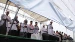 Massa Aksi 2 Desember Salat Jumat di Bawah Guyuran Hujan