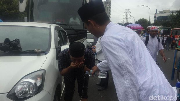 Massa Aksi 2 Desember Gelar Sajadah Sampai Tugu Tani dan Kwitang