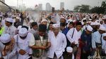 Massa Aksi 2 Desember Salat Jumat di Bawah Guyuran Hujan