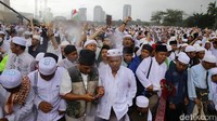 Massa memekikkan takbir.