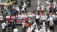 Mereka mulai merapatkan barisan di saat melintas di kawasan Bundaran HI.
