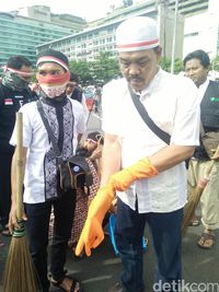 Bawa Sapu Lidi, Massa Aksi Bersih-bersih dari Bundaran HI ke Monas