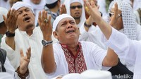 Sejak berkumpul di Monas, para peserta aksi langsung melakukan zikir dengan khusyuk. Hasan Al Habshy/detikFoto.
