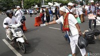Di tengah rapatnya aksi damai 2 Desember, sejumlah warga membagikan beberapa makanan untuk peserta aksi. Grandyos Zafna/detikFoto.