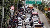 Lalu lintas menuju Bundaran Hotel Indonesia macet.