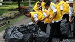 Pasukan Oranye Bersihkan Sampah di Kawasan Monas