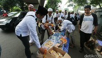 Warga dan massa aksi damai 2 Desember terlihat kompak.