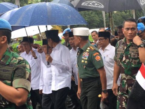 Setelah Jaket Bomber, Kini Payung Jokowi Dicari Netizen