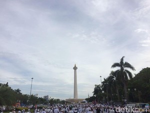 Duduk di Sebelah Habib Rizieq, Kapolri Khidmat Ikuti Aksi 2 Desember