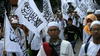 Massa membawa bendera warna putih.