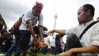 Memasuki waktu salat Jumat, sejumlah peserta tengah mengambil wudhu. Hasan Al Habshy/detikFoto.
