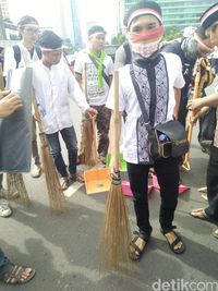 Bawa Sapu Lidi, Massa Aksi Bersih-bersih dari Bundaran HI ke Monas