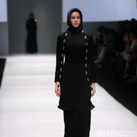 Koleksi Brand Jenahara Black Label mengusung tema Ignis Fatuus di Jakarta Fashion Week 2017. Senayan City. Jakarta [Foto: Mohammad Abduh/Wolipop]