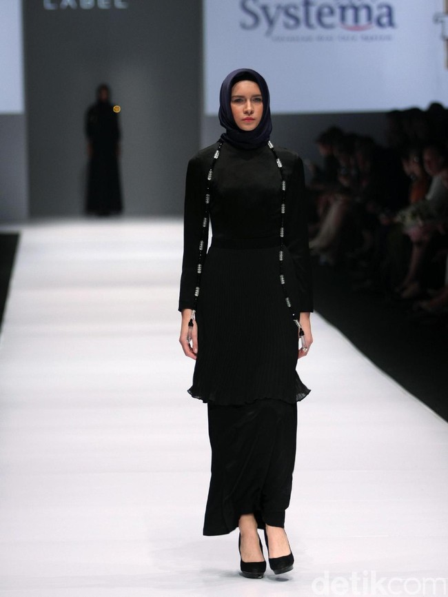 Koleksi Brand Jenahara Black Label mengusung tema Ignis Fatuus di Jakarta Fashion Week 2017. Senayan City. Jakarta [Foto: Mohammad Abduh/Wolipop]