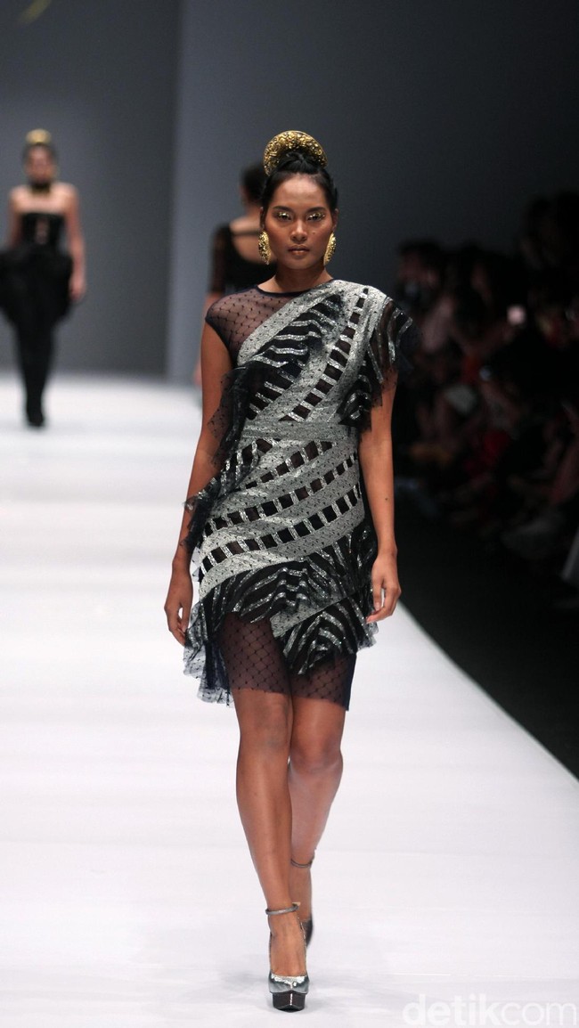 Koleksi Ivan Gunawan mengangkat tema Manggali di Jakarta Fashion Week 2017. Senayan City. Jakarta. [Foto: Mohammad Abduh/Wolipop]