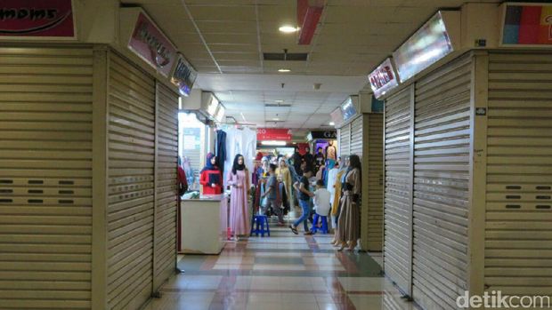 Buka Setengah Hari, Omzet Pedagang Pasar Tanah Abang Anjlok 50%