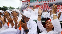 Ustaz Arifin Ilham memimpin massa untuk berzikir.