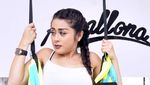 Seksinya Selvi Kitty Lakukan Yoga Swing