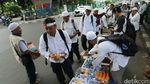 Warga Bagikan Logistik Untuk Massa Aksi Damai 2 Desember